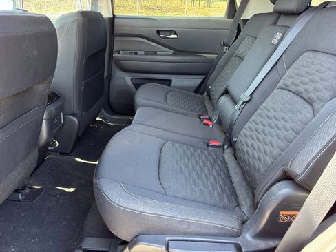 Used 2022 Nissan Pathfinder SV image 9