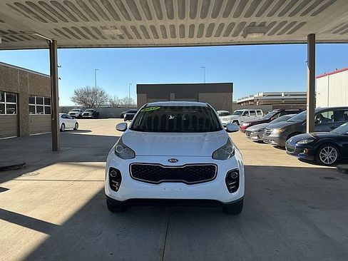 Used 2017 Kia Sportage LX image 2