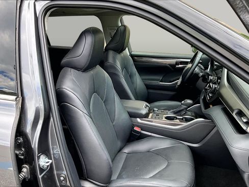 Used 2025 Toyota Highlander Limited AWD/4WD image 8