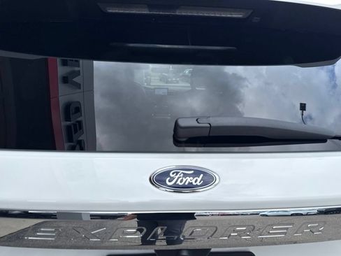 Used 2021 Ford Explorer Limited w/ Hybrid Equipment Group 310A AWD/4WD image 4