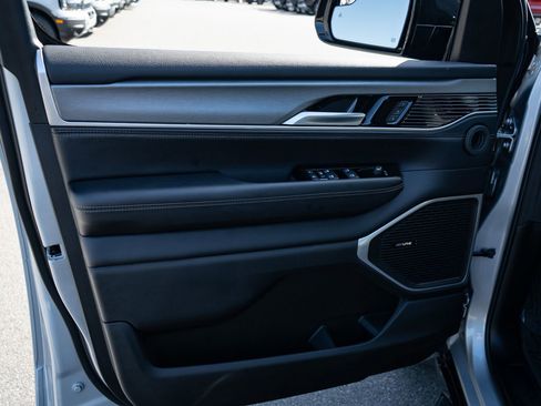 Used 2025 Jeep Wagoneer L Series II image 16