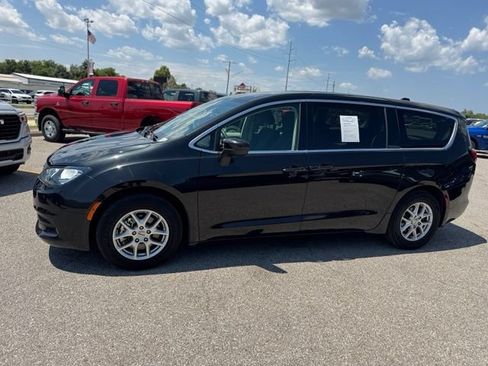 Used 2023 Chrysler Voyager LX FWD image 3
