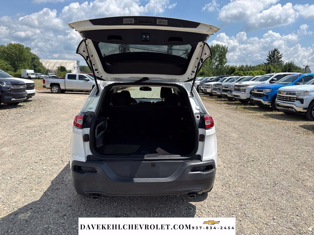 Used 2014 Jeep Cherokee Latitude FWD image 23