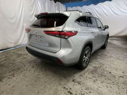 Used 2022 Toyota Highlander XLE AWD/4WD image 5