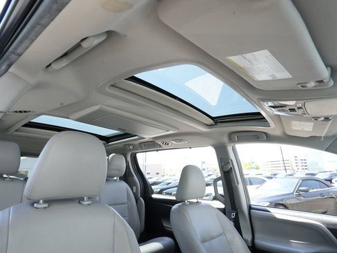 Used 2017 Toyota Sienna AWD image 32