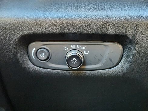 Used 2023 Chevrolet Traverse LT image 23