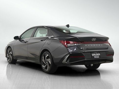 Used 2025 Hyundai Elantra SEL image 3