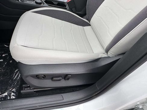 New 2026 Volkswagen Taos SE image 14