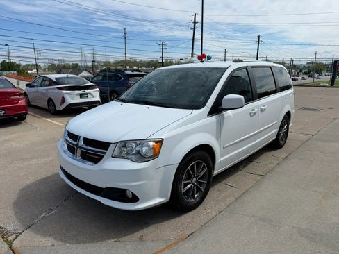 Used 2017 Dodge Grand Caravan SXT FWD image 5