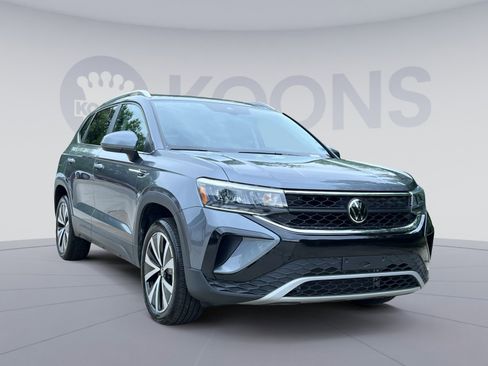 Used 2024 Volkswagen Taos SE w/ Panoramic Sunroof Package FWD image 18