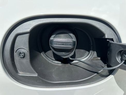 Certified 2023 Porsche Macan AWD/4WD image 44