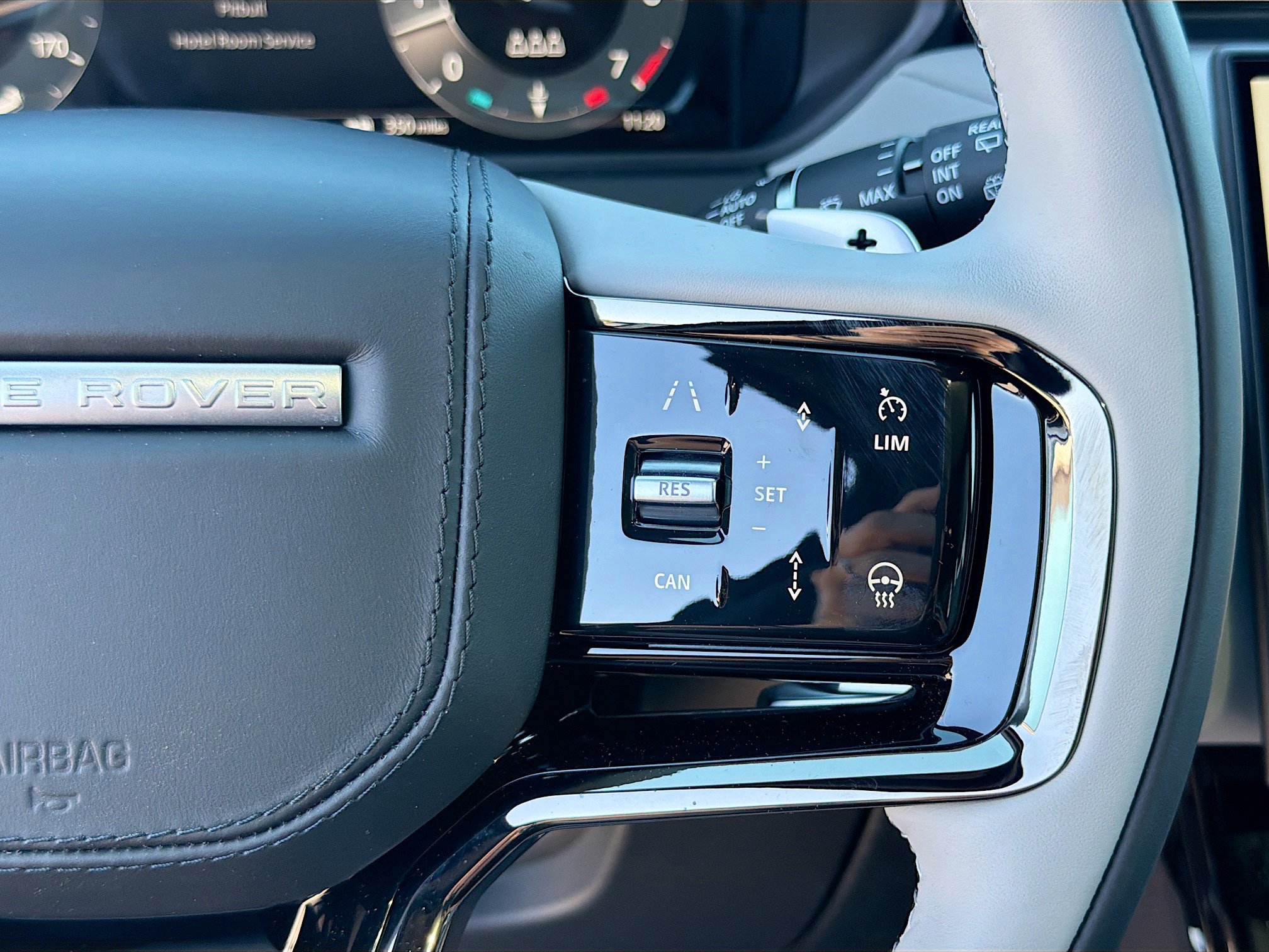 New 2026 Land Rover Range Rover Velar Dynamic SE AWD/4WD image 38