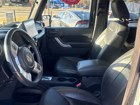 Used 2015 Jeep Wrangler Unlimited Rubicon image 11