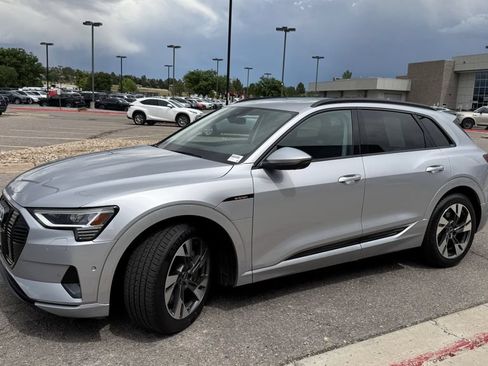 Used 2022 Audi e-tron Premium w/ Convenience Plus Package AWD/4WD image 4