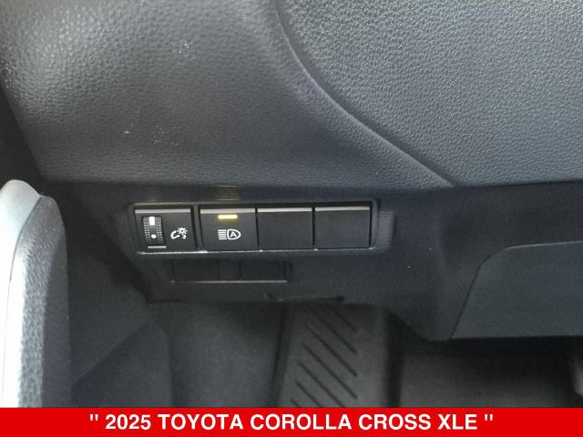 Used 2025 Toyota Corolla Cross XLE AWD/4WD image 18