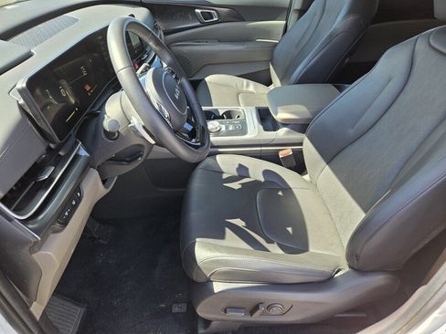 Certified 2025 Kia Carnival LXS FWD image 11