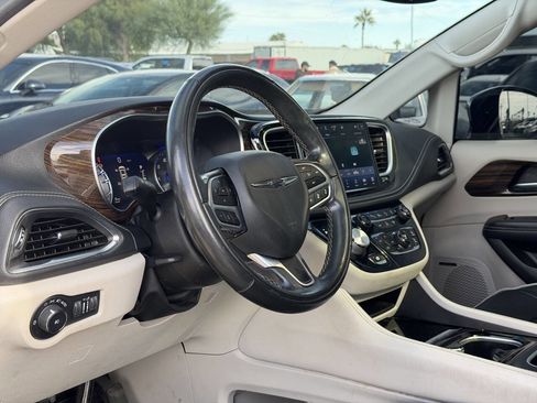 Used 2022 Chrysler Pacifica Limited image 17