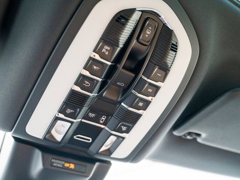 Certified 2025 Porsche Macan image 18