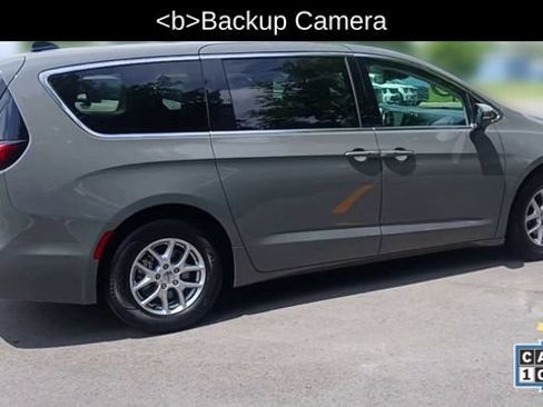 Used 2023 Chrysler Pacifica Touring-L FWD image 3