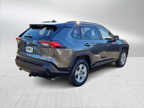 Used 2021 Toyota RAV4 XLE w/ Carpet Mat Package (TMS) image 8