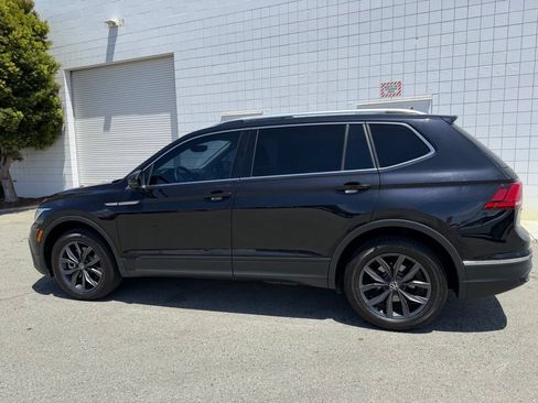 Used 2023 Volkswagen Tiguan SE w/ Panoramic Sunroof Package FWD image 3