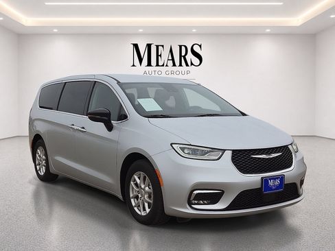 Used 2024 Chrysler Pacifica Touring-L FWD image 7