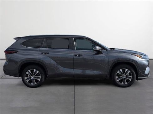 Certified 2025 Toyota Highlander XLE image 6