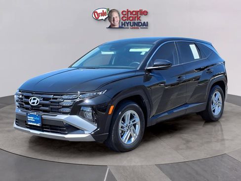 Certified 2025 Hyundai Tucson SE image 1