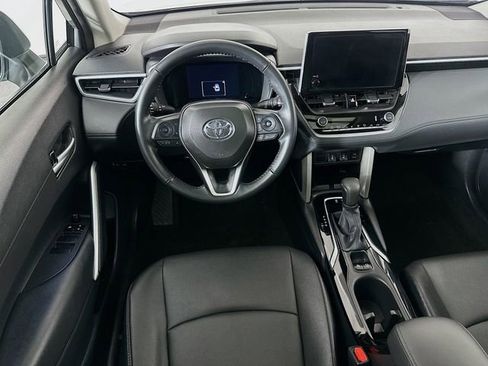 Used 2024 Toyota Corolla Cross XLE w/ Convenience Package image 4