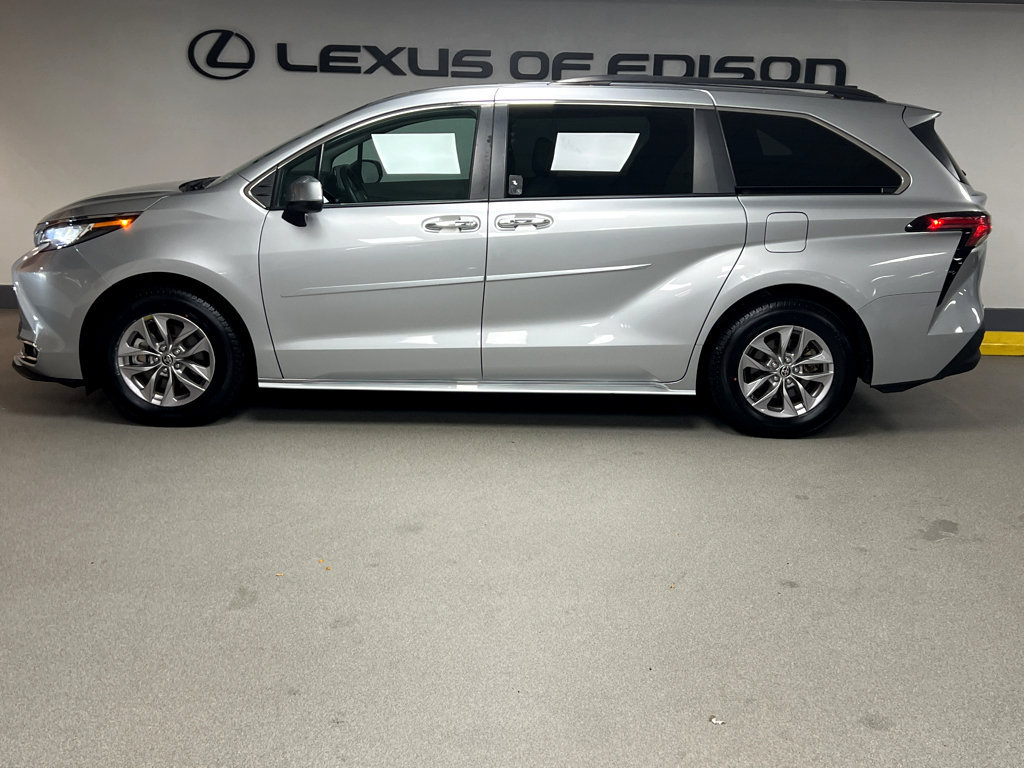 Used 2022 Toyota Sienna XLE AWD/4WD image 4