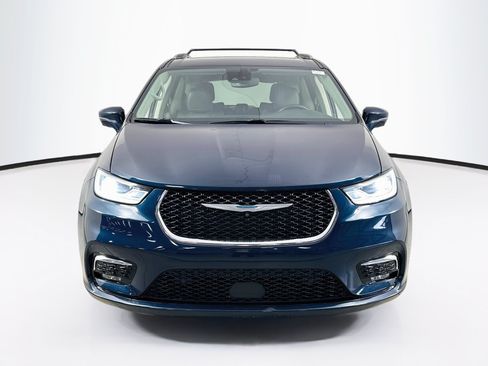 Used 2021 Chrysler Pacifica Touring-L w/ Uconnect Theater Family Group FWD image 2