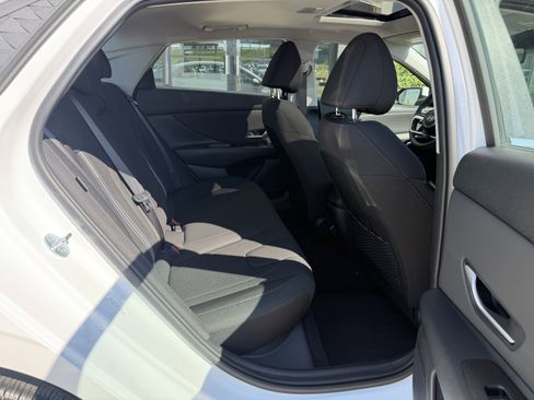 Certified 2025 Hyundai Elantra SEL FWD image 19