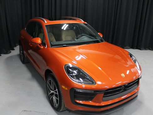 Certified 2025 Porsche Macan image 14