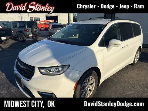 Used 2022 Chrysler Pacifica Touring-L image 1