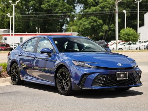Used 2025 Toyota Camry SE FWD image 12