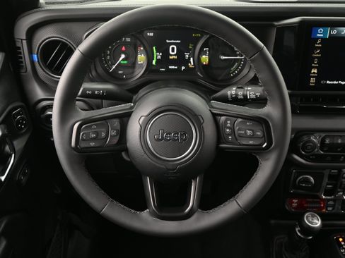 Used 2025 Jeep Wrangler Unlimited Rubicon 4xe w/ Convenience Group AWD/4WD image 17