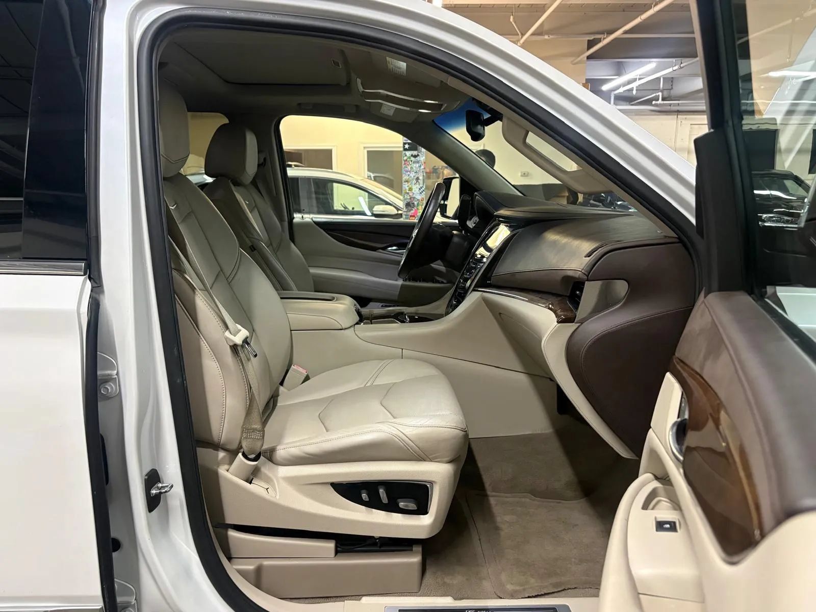Used 2016 Cadillac Escalade Luxury AWD/4WD image 21