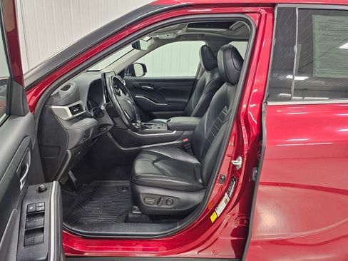 Used 2021 Toyota Highlander XLE image 12