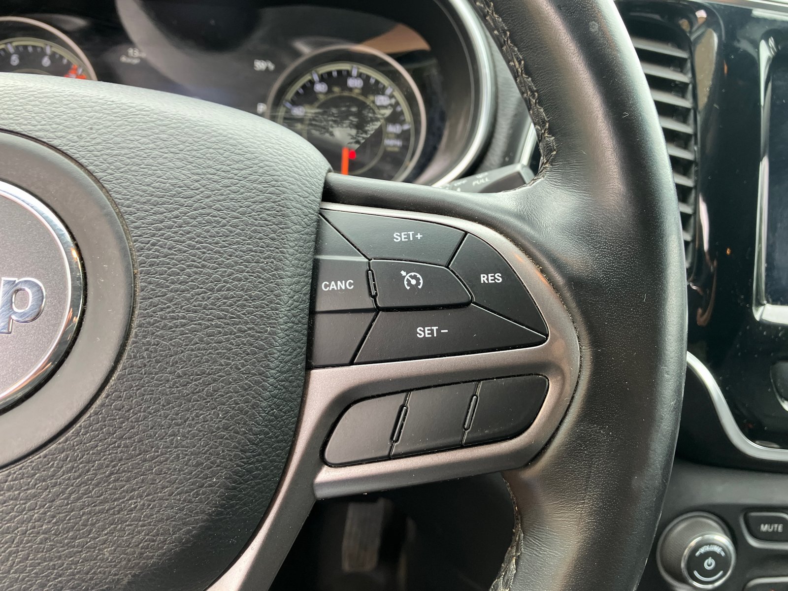 Used 2019 Jeep Cherokee Limited AWD/4WD image 27