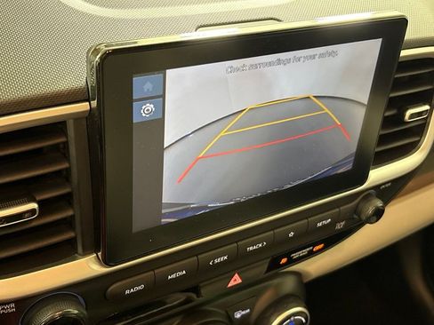 Used 2025 Hyundai Venue SEL FWD image 23