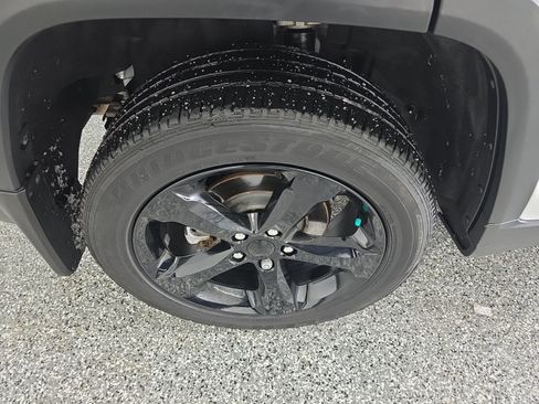 Used 2023 Jeep Grand Cherokee Altitude image 11