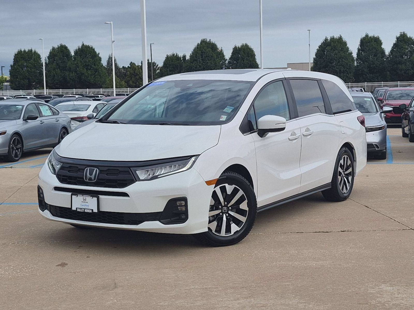 Certified 2025 Honda Odyssey EX-L image 2