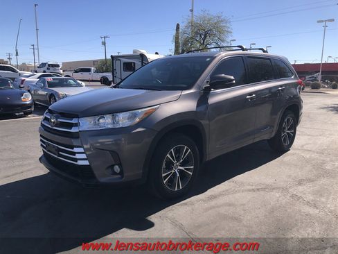Used 2017 Toyota Highlander Plus image 4