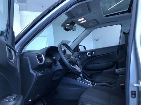 Used 2025 Hyundai Venue SEL image 11