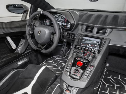 Used 2021 Lamborghini Aventador SVJ AWD/4WD image 32
