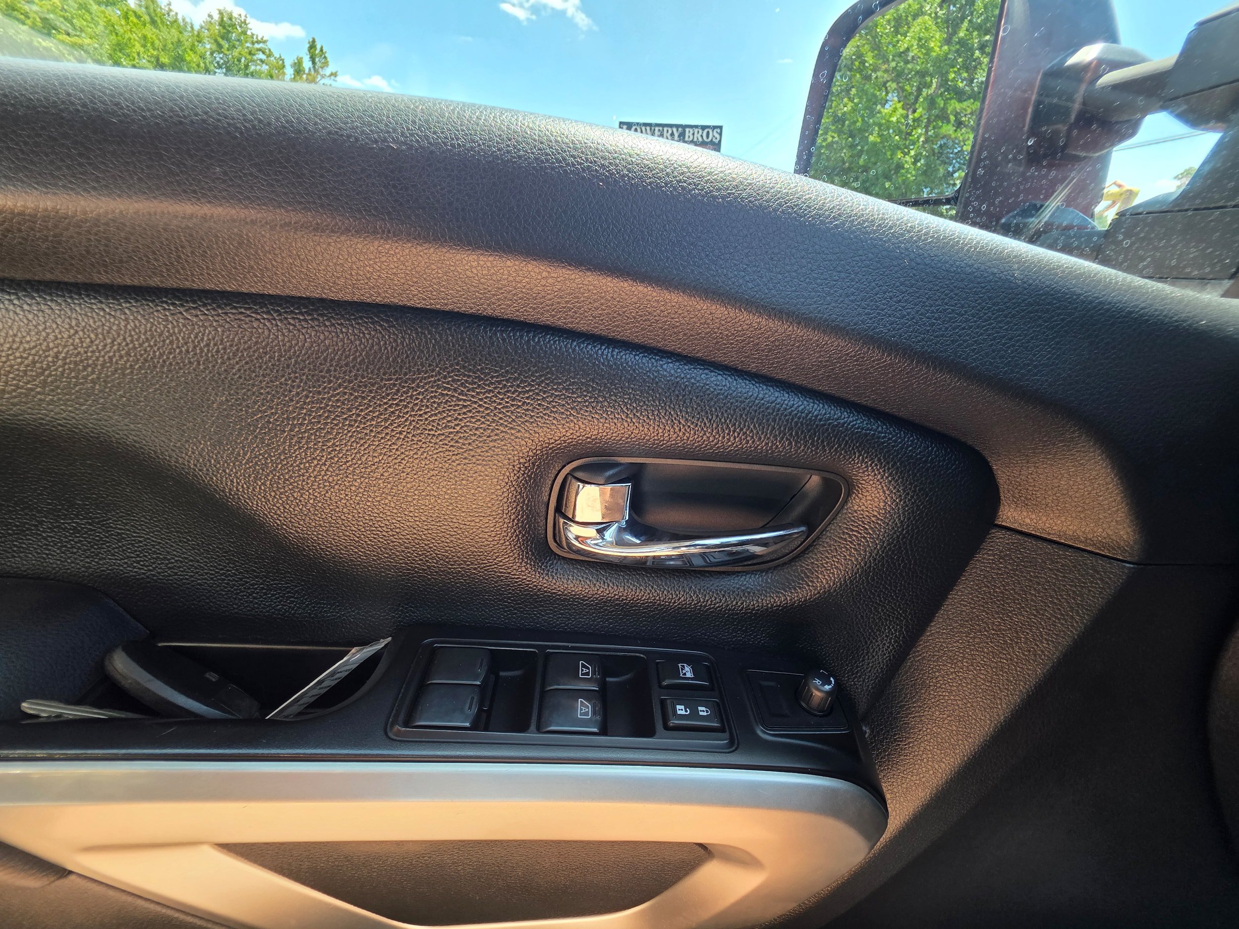 Used 2016 Nissan Titan SV AWD/4WD image 19