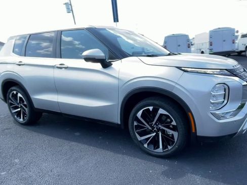 Used 2023 Mitsubishi Outlander SE image 2