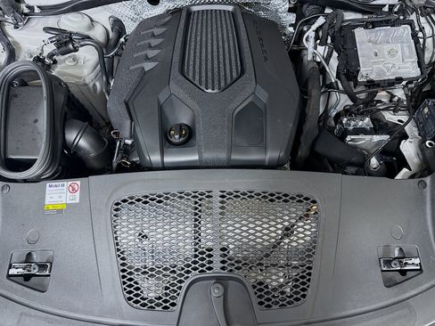 Certified 2023 Porsche Macan Turbo AWD/4WD image 29