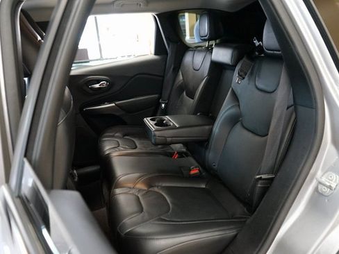 Used 2019 Jeep Cherokee Limited image 45