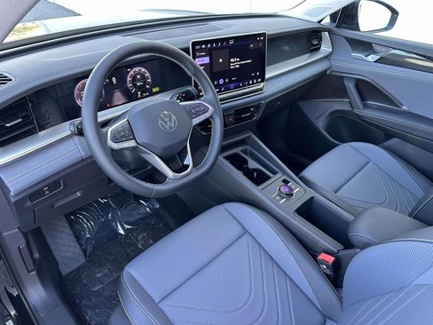 New 2025 Volkswagen Tiguan SE image 10